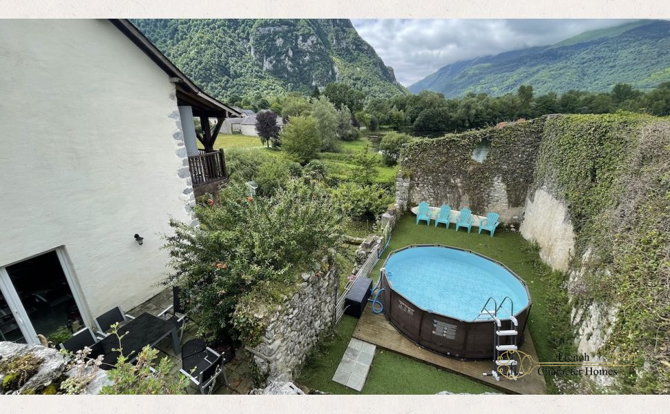 Beautiful Property with Mountain Views and Guest House 35 minutes south of Pau